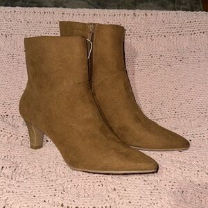Boots Universal Threads woman’s size 7.5 Heel Boots.